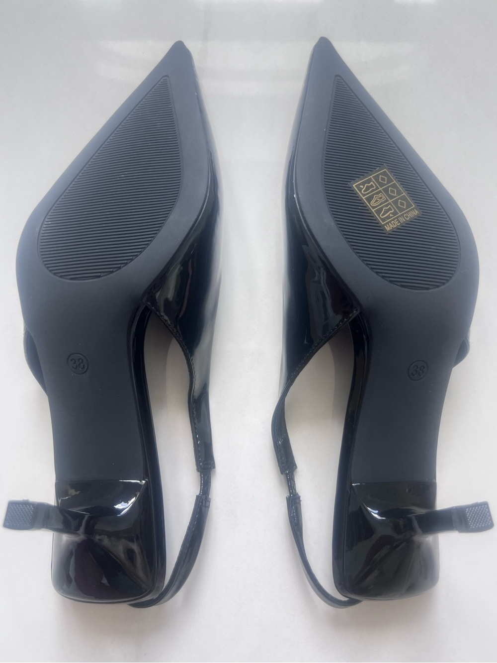 NWT Black patent slingback kitten heels with a pointed-toe silhouette Size 38 - Picture 2 of 3